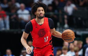 手感一般但相当活跃！夏普半场12中4拿10分 另有7板1助1断