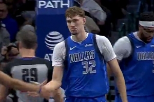 天赋还是在这！弗拉格突破空中对抗韦尔 上篮命中还有加罚！