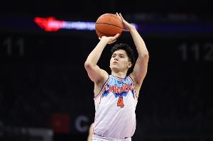 太猛了！伊力福拉提半场10中6轰下17分1板 半场压哨接力三分