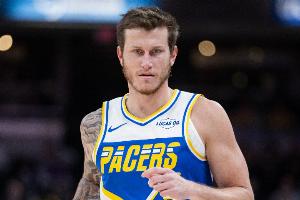 火箭旧将！加里森·马修斯斜刺突破 飞身上篮打进加罚