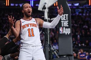 这不应该啊！新秀詹姆斯外线出手造成布伦森三分犯规