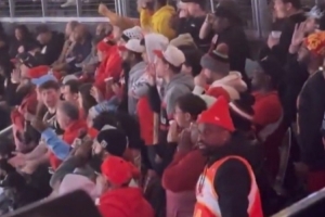 看热闹不嫌事大！老鹰主场迎战快船 球迷高呼：保罗去哪了？