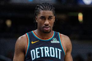 15分6板！比克斯塔夫：艾维正朝着正确方向进步 打得越来越自如了