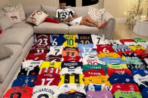 纽卡中场吉马良斯社媒晒球衣收藏：非卖品