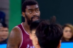 统治禁区！达卡里·约翰逊半场8中6砍下13分13板4助1帽 6前场板