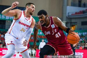 老熟人了！达卡里·约翰逊9中7轰下17分16板4助3帽 拼下7前场板