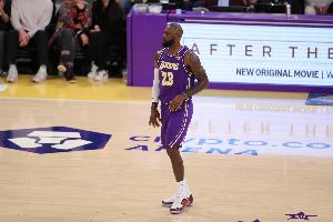 媒体人:当年詹姆斯最后一球传会遭严厉批评 纪录中断也没人说啥了