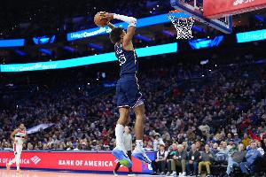 欺负小矮人！76人双向前锋巴洛上半场5中3砍下6分9篮板2助攻2盖帽