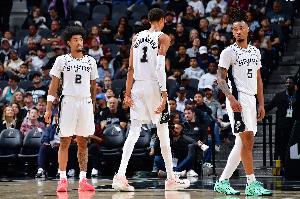 名记：马刺仍然非常看重卡斯尔和哈珀 不愿为字母放弃他俩