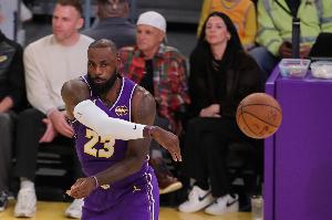 夸梅：GOAT会强势反弹 詹姆斯下场要是拿不到40分就别碰瓷乔丹了