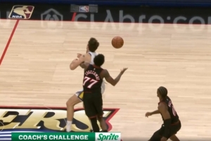 关键啊！勇士边线球发给波斯特&埃奇库姆犯规 76人挑战但失败