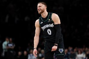 机灵鬼！迪文岑佐从鹈鹕两人间抢到跳球&面对三人防守打成2+1