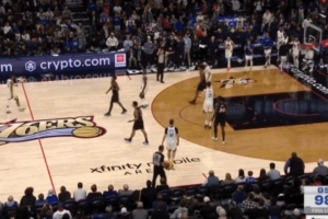 确实是个难题！勇士边线发球差点5秒违例 科尔马上叫暂停