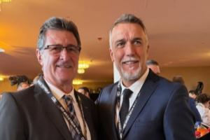 两大阿根廷传奇！巴蒂现场看世界杯抽签和肯佩斯合影