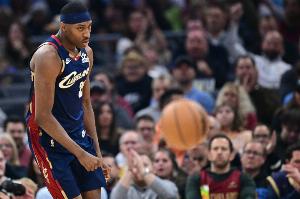 轻松！骑士不停球连续传导 汤姆林底角三分打停马刺！