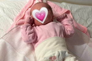 改名字了吗？东契奇晒新出生二女儿的照片：Olivia