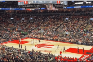 一闪一闪蹦迪现场！猛龙主场计时器灯光闪烁 导致开赛40秒就暂停