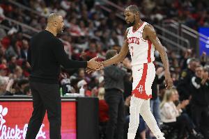 KD：我队友赛后假装用水泼我  我和乌度卡建立了紧密的关系