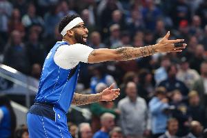 不想玩啦？浓眉上半场4中0得分挂蛋&仅得4板2助 罚球2中0