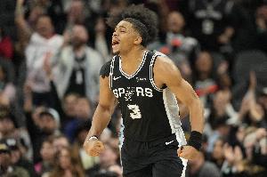 很极限！凯尔登·约翰逊腾空暴起 钉板大帽米切尔上篮