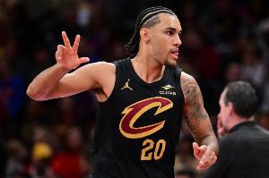 很惊艳！泰森赛季至今场均13.1分&三分47.7% 得分较上季翻了3倍多