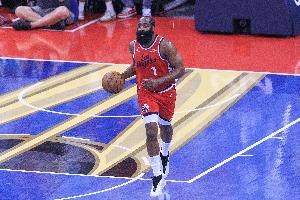 甜点位！哈登持球突然开炮 侧翼三分再度穿针