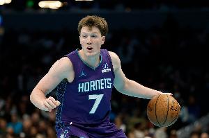 攻防碾压！黄蜂末节轰出21-7进攻高潮 领先猛龙20分以上