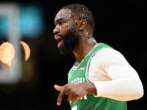 大当家！杰伦·布朗22中10&罚球9中7 砍下30分8板8助&正负值+12