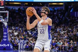 火力全开！小瓦格纳22中12砍全场最高32分外加5板 三分9中4