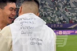 有情有义！王刚赛后身披T恤致谢前任主帅塞蒂恩