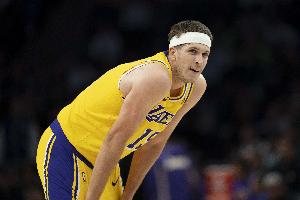 这怎么打？湖人半场全队仅6次助攻 均来自里夫斯自己