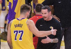 武圣：JJ&东里真是白人力量 若小里落选全明星那只是因为政治正确