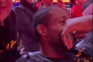 玩挺花！库明加与小佩顿在比赛期间偷偷聊泡妞