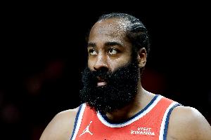 一脚急刹！科沃德反击上篮 哈登追防目送得分