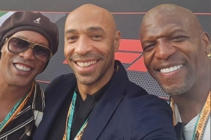 亨利社媒晒照：与小罗和美国影星泰瑞·克鲁斯一同看F1