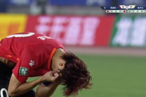 捧杯时刻！泰州队全体成员举起苏超金杯庆祝夺冠