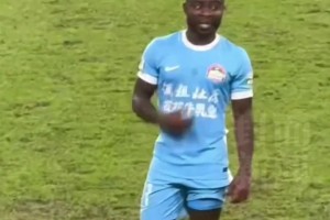 成都球迷侮辱性物品和动作，警方：二人被行拘，禁止观赛1年