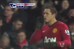 大暖男❤！巴斯托尼为小球童披上自己的训练服避雨