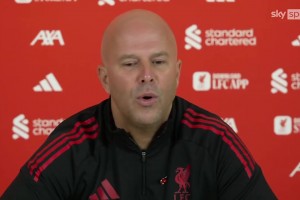 转头迎惊喜！德国女足球员放松腿部，结果把脚放到了队友旁边！