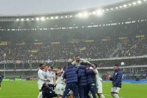 太有喜感了！队友翻过C罗，菲利克斯为C罗戴“王冠”