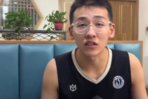 小里：伺候完老的，还得伺候小的是吧？！