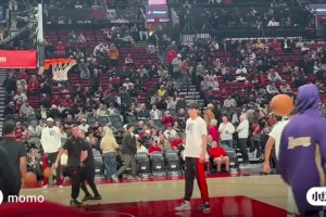 布克：我和库里没聊过，但他不会离开勇士，我也不会离开太阳