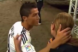 C罗：别说话，让我吻你！女记者：这边也要亲