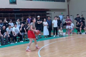 甩过来的汗都是香的！看投篮姿势 这群妹子打球水平感觉不俗！