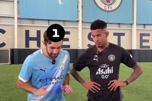 这个梗真是过不去了！利物浦球迷恶搞：这个动作成为了肌肉记忆！