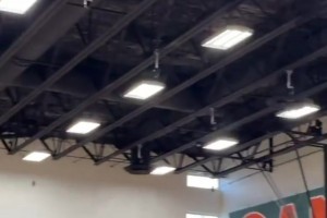 这氛围真好！杨瀚森在训练中扔进超远弹地三分，队友们一片欢呼！