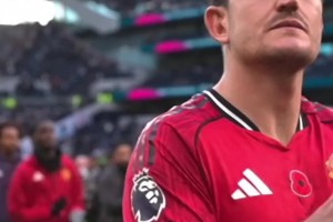 走在正确的道路！赛后曼联全队谢场时球迷给与掌声鼓励