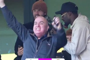 势头正盛！赛后直拍：曼城球员笑嘻嘻一起回更衣室！