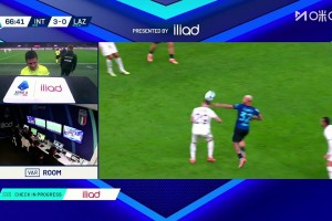 进球取消！泽林斯基远射破门！主裁查看VAR判罚迪马尔科手球！