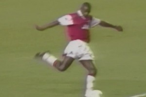 老球迷的回忆：维埃拉攻破曼联球门